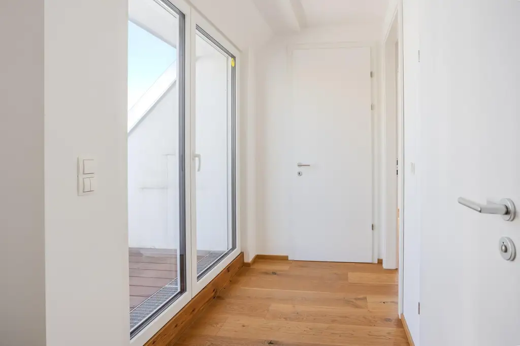 "Helles Dachgeschoss, Garage, Klima nähe U1"