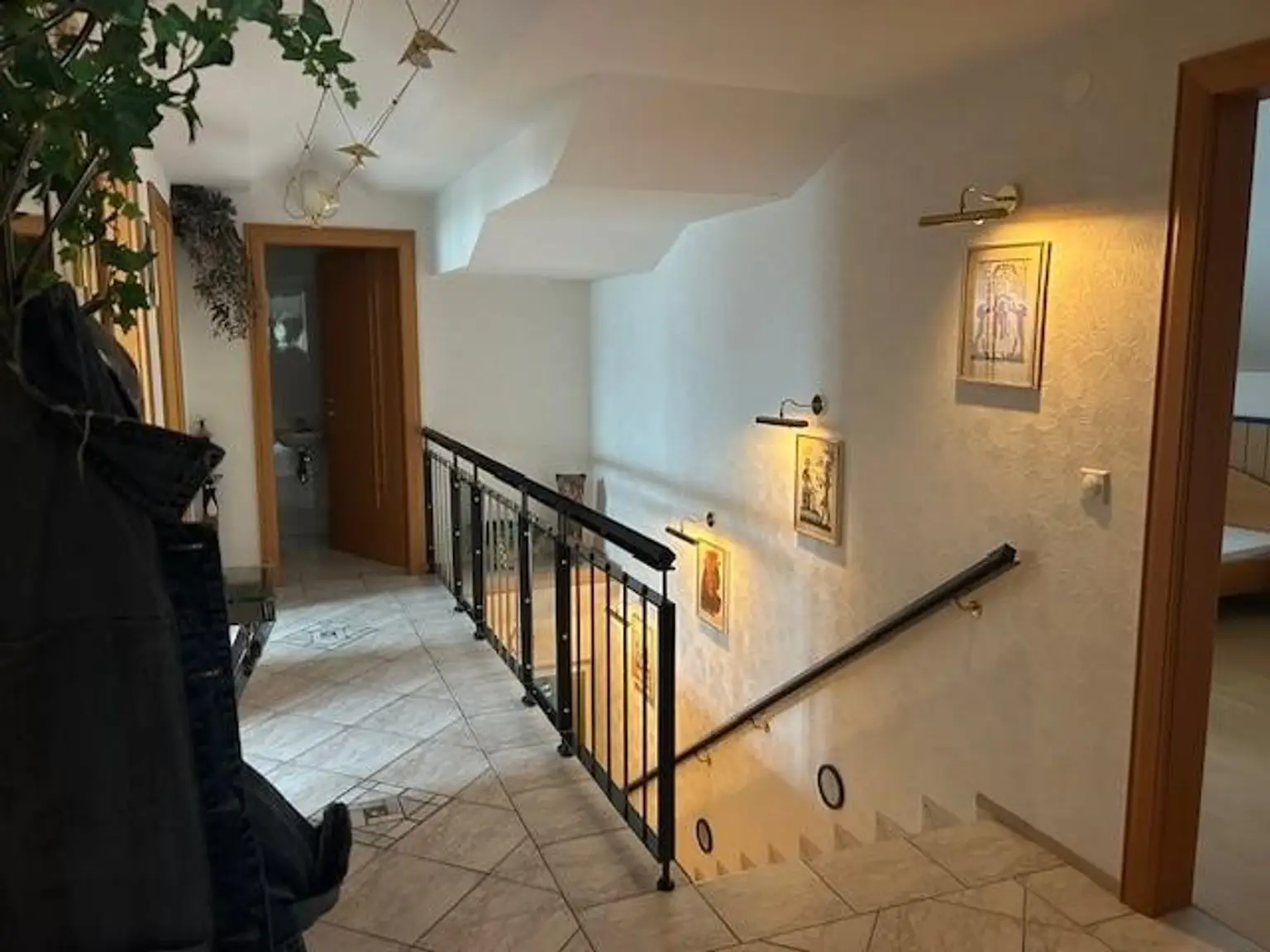 2 bis 3 Familienhaus mit Vollkeller,    mit  4 Garagen, Brunnen und Werkstatt  - sehr viel Wohnraum- 4 Bäder