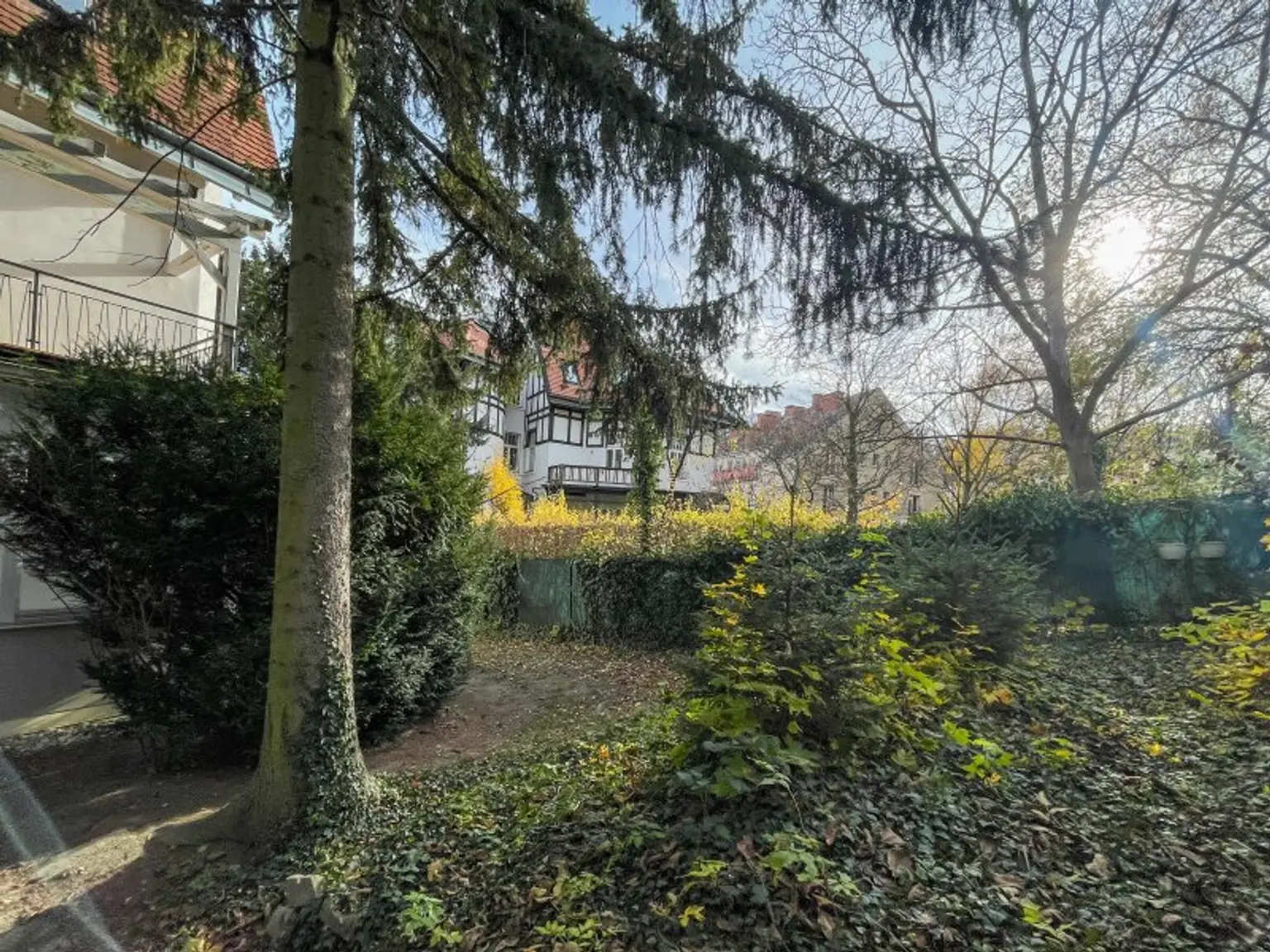 NÄHE LAINZER TIERGARTEN: Charmante 3-Zimmer-Gartenwohnung mit 218m² privater Grünfläche