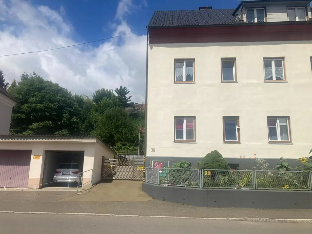 Zinshaus mit 3 Wohnungen, Garagen und Nebengebäude