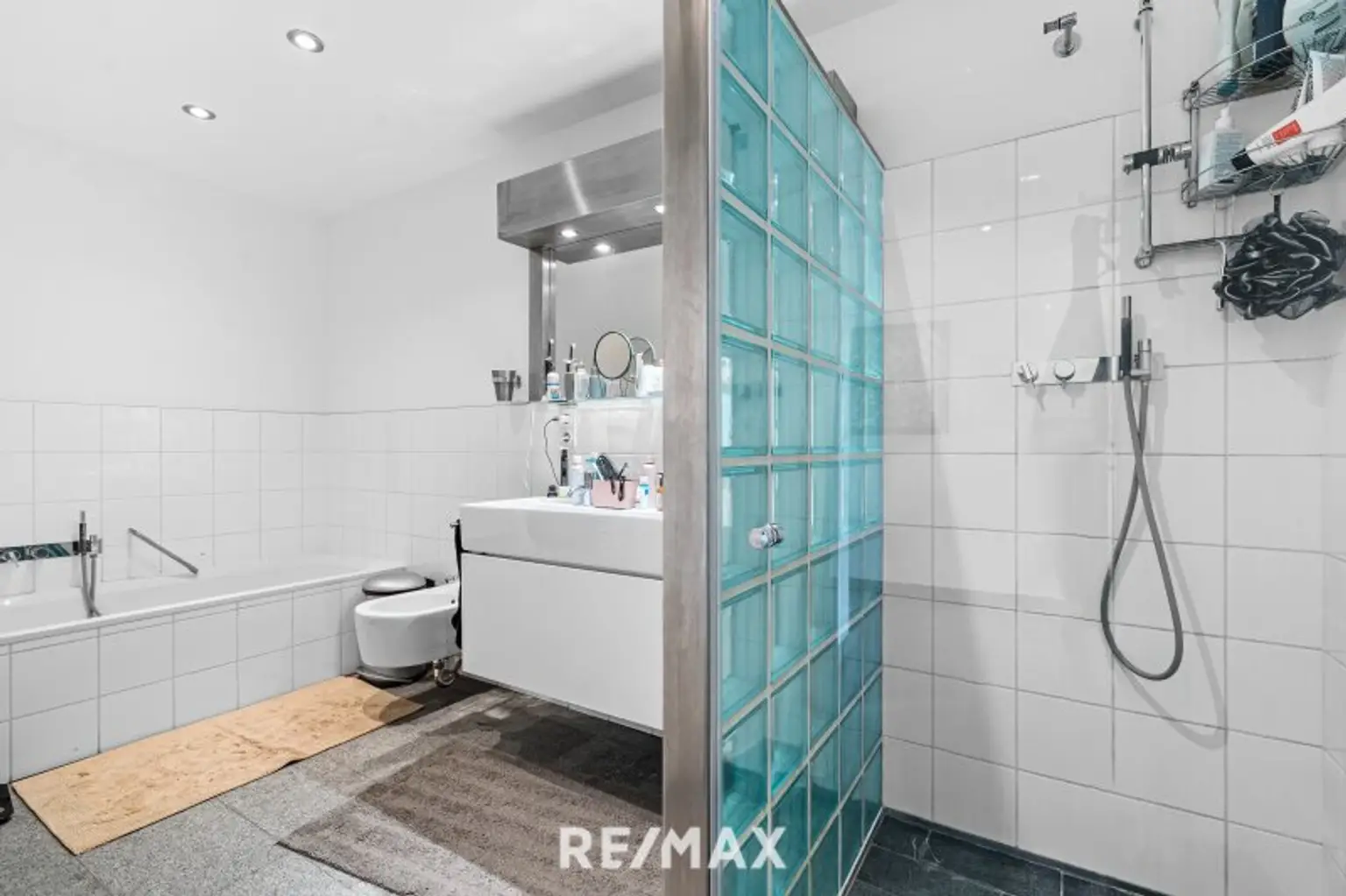 Dusch-/Wannenbad mit Bidet im OG