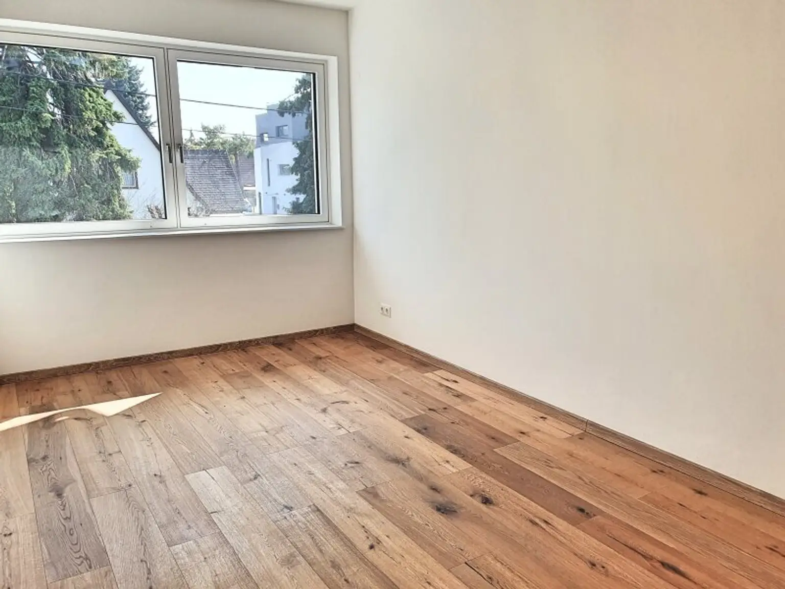 MODERNE DOPPELHAUSHÄLFTE IM NORDEN VON WIEN NÄHE U1 LEOPOLDAU.