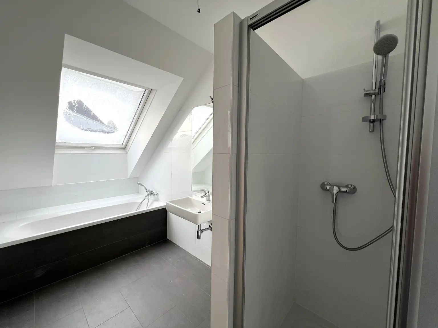 ERSTBEZUG NACH SANIERUNG: Helle klimatisierte Dachgeschoss-Wohnung in der Taborstraße