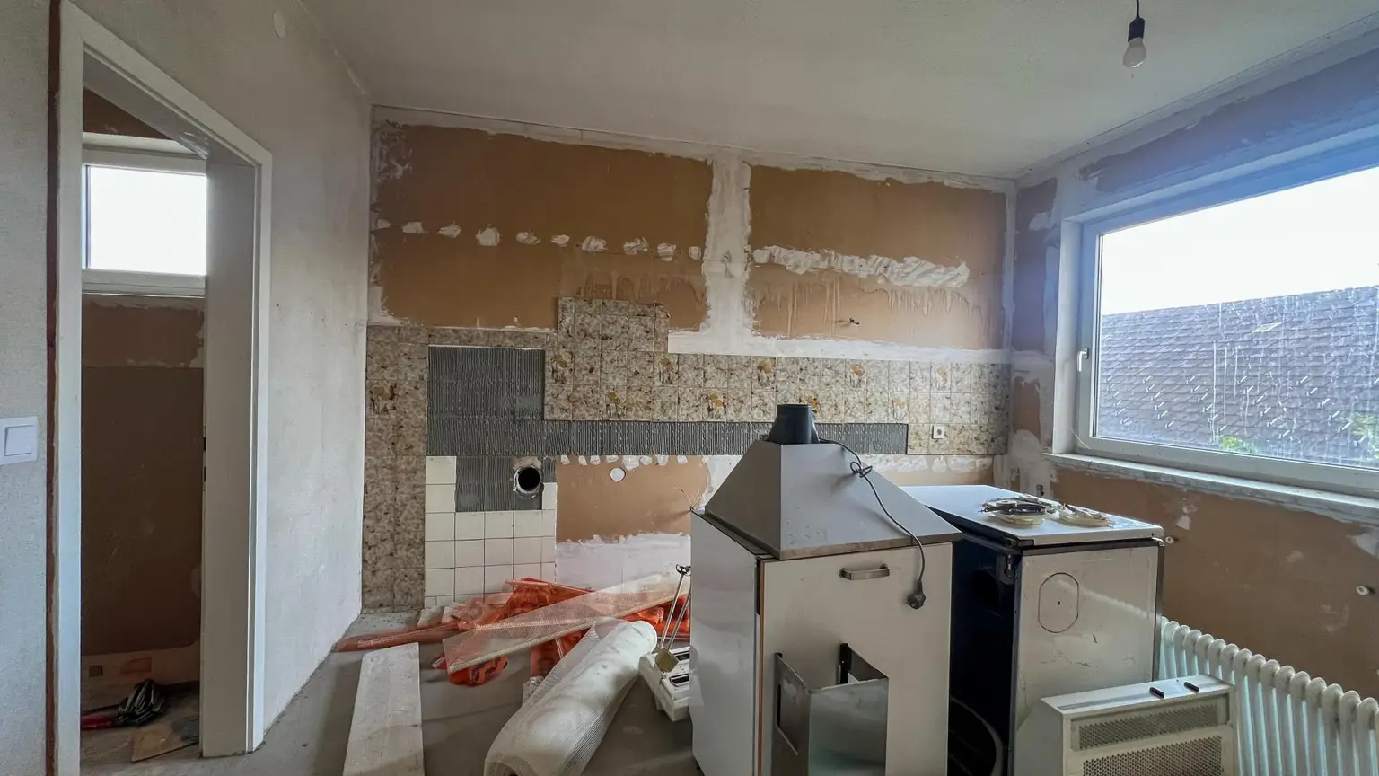 Einfamilienhaus mit großem Grundstück und Nebengebäuden