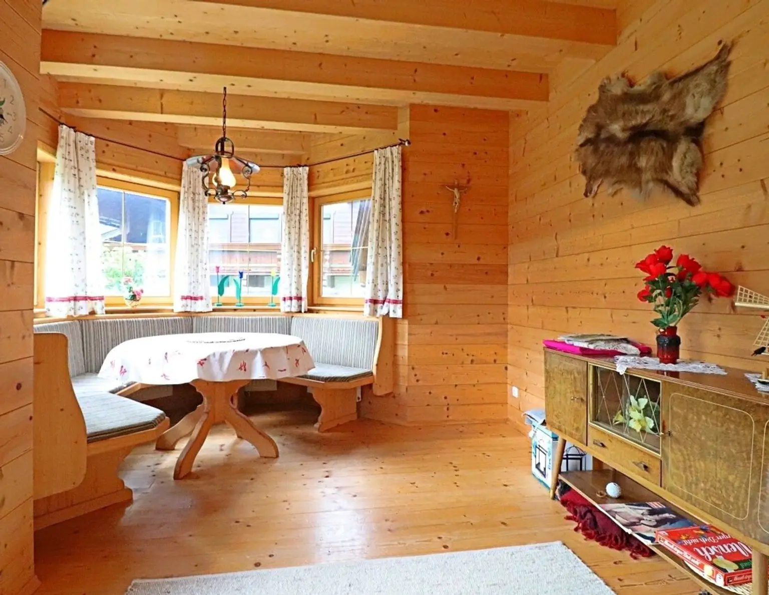 Traditioneller Tiroler Holzhaus-Charme mit Panoramablick