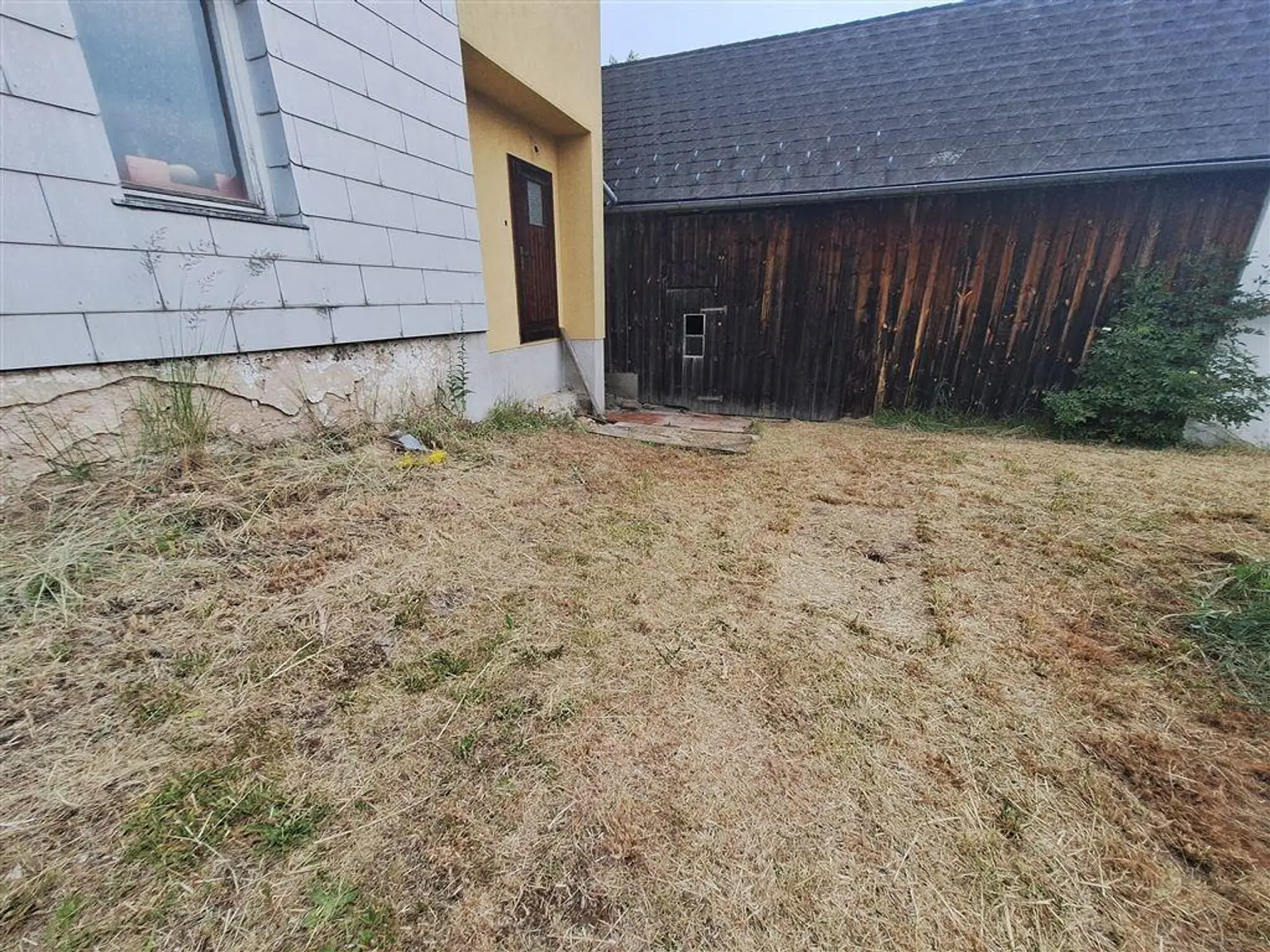 Charmante, großzügige Altbau-Villa mit Nebengebäuden auf großem Baugrundstück zu verkaufen