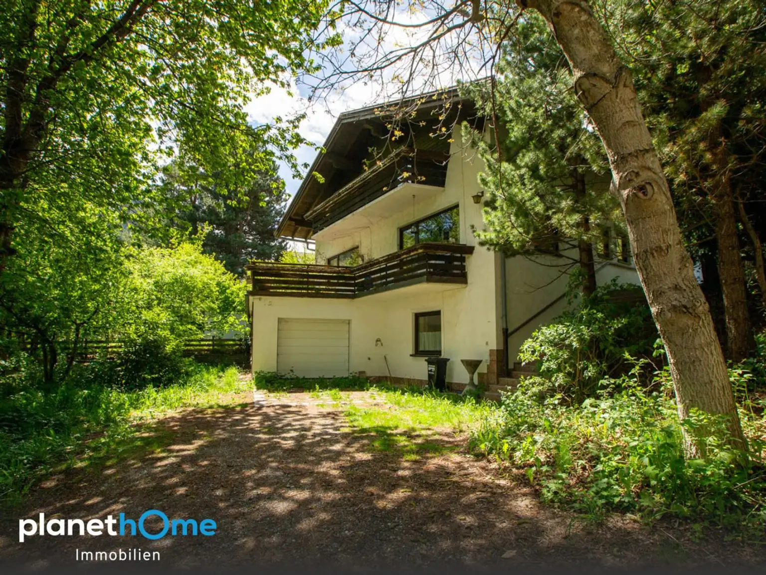 Hausansicht mit Garage