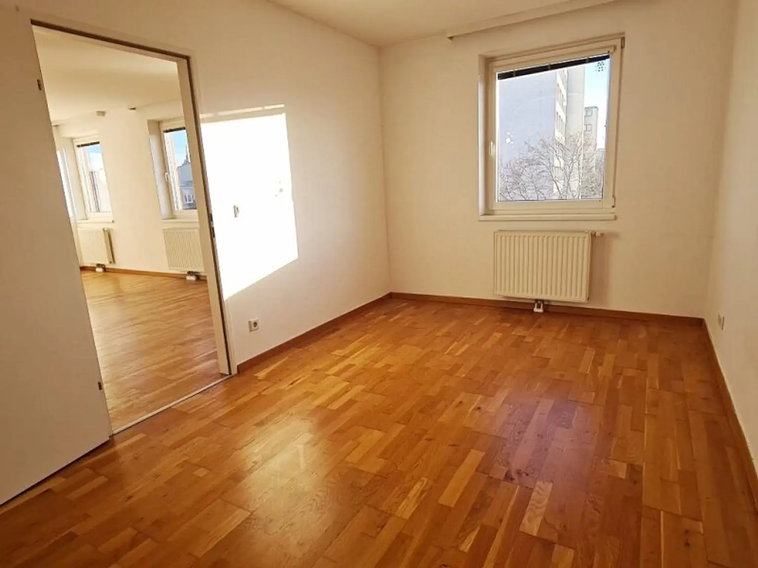 DACHGESCHOSS, sonnige 74 m2 Neubau, Wohnküche, 2 Zimmer, Wannenbad, Parketten, Holbeingasse