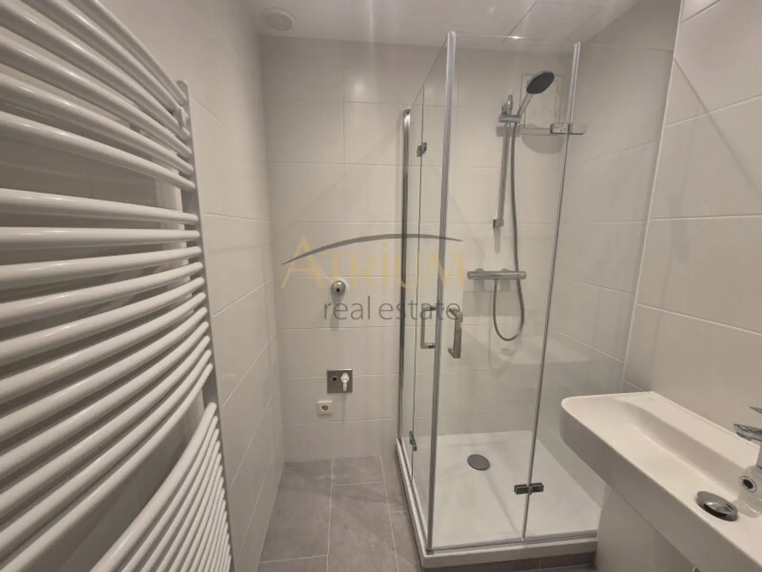 Ideal gelegen, sofort bezugsbereit mit niedrigen Betriebskosten und freiem Mietzins!