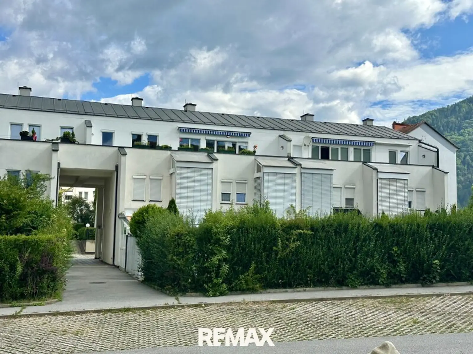 Außenansicht mit Besucherparkplätzen