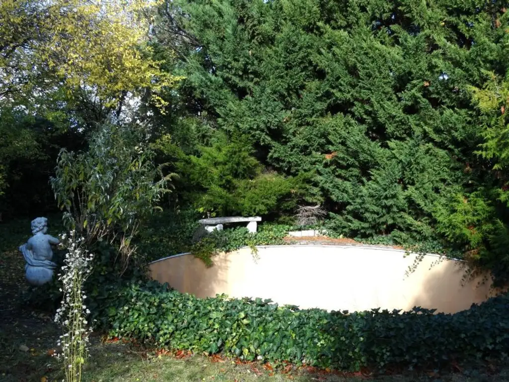 BUNGALOW INMITTEN DER VEGETATION IN RUHELAGE