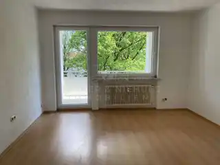 Wohnzimmer mit Zugang zum Balkon