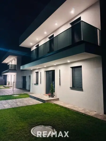 Außenansicht bei Nacht