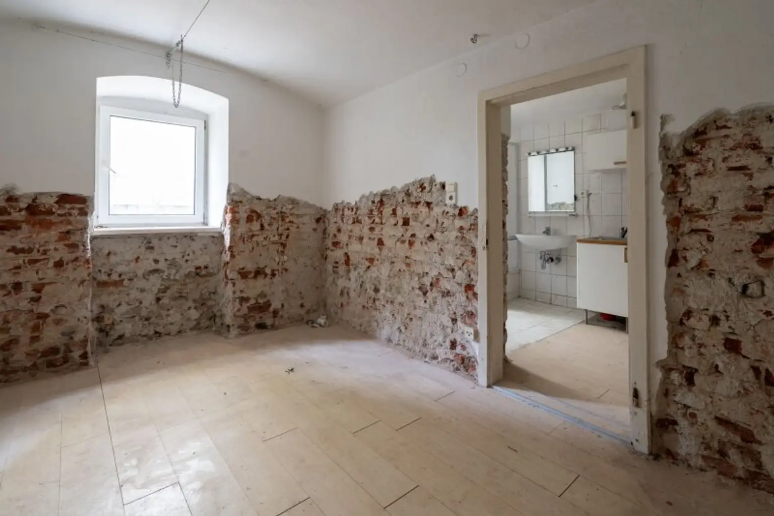 Stark sanierungsbedürftige 2-Zimmer-Wohnung in Toplage der Linzer Innenstadt