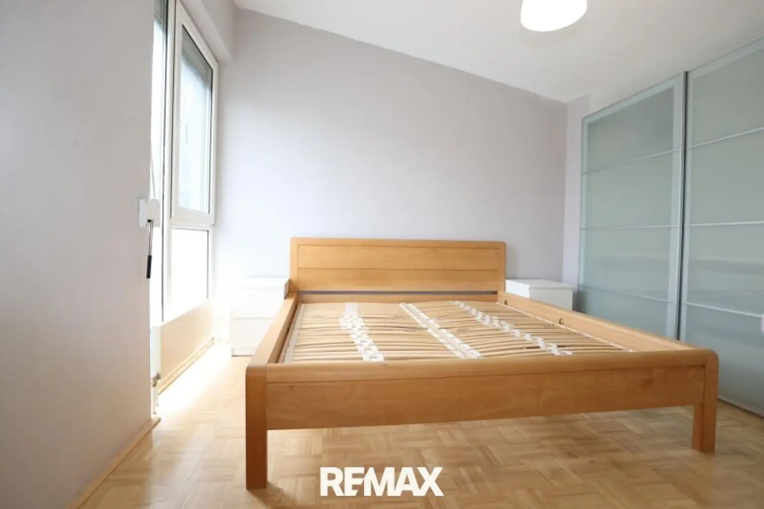 Schlafzimmer mit Rollladen + Insektenschutz