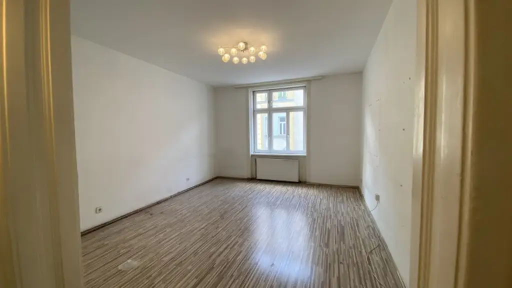 2 -Zimmer-Altbauwohnung - Sanierungsbedürftig