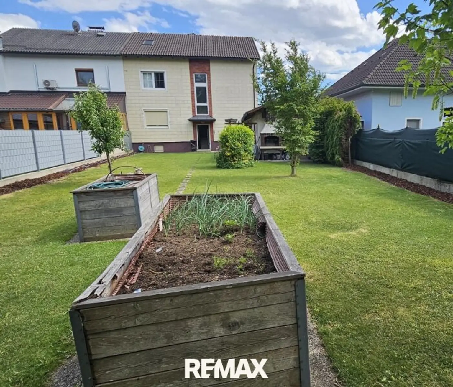 Haus mit Garage und Garten von Nord-West
