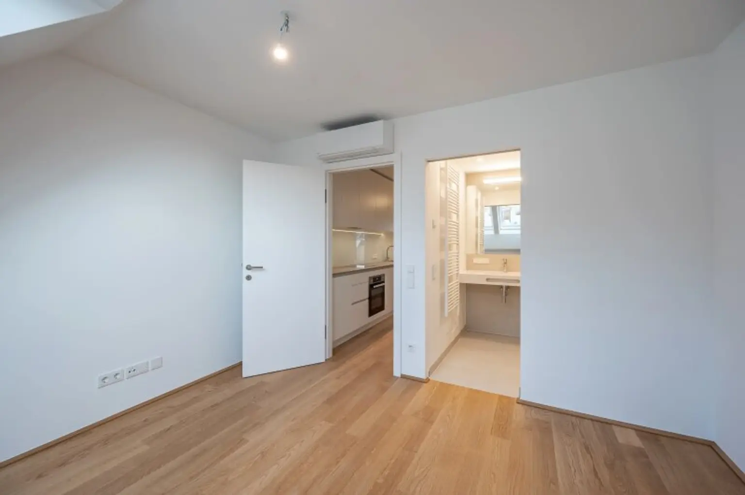 EDUART-Die Kunst des Wohnens: Hochwertiger 3-Zimmer DG-ZWEITBEZUG mit ca. 15m² Balkon! (10/19)