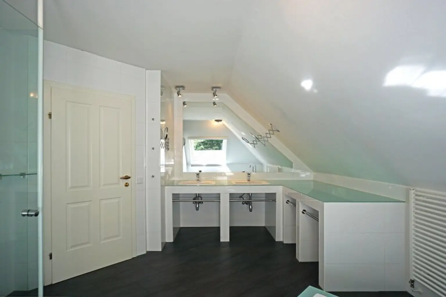 Repräsentative Villa mit Pool und Wellnessbereich in sonniger Waldrandruhelage