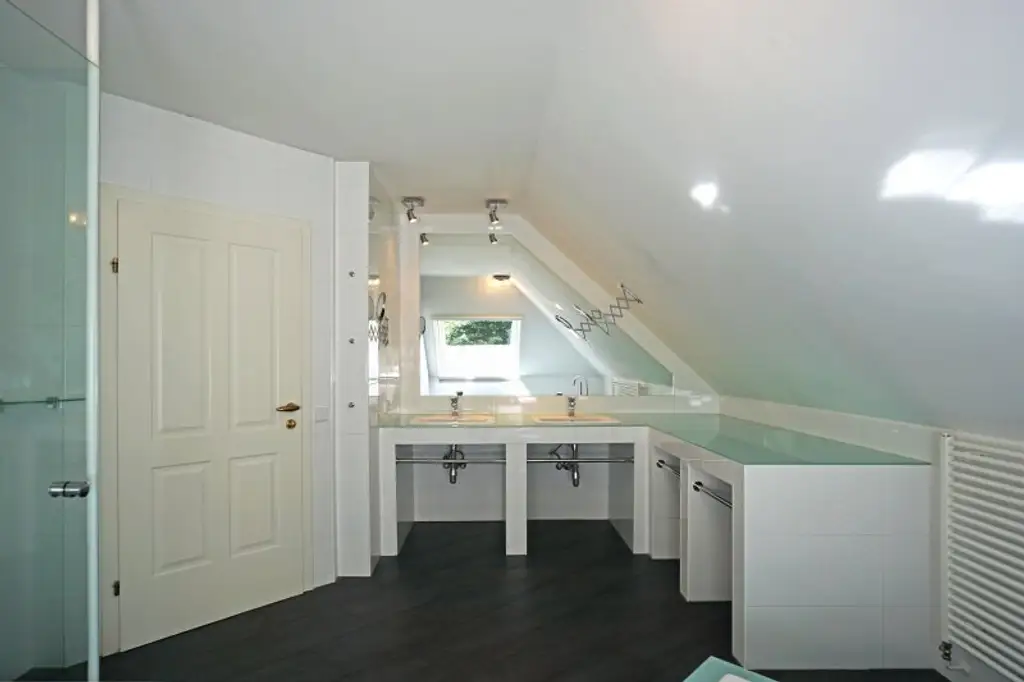 Repräsentative Villa mit Pool und Wellnessbereich in sonniger Waldrandruhelage