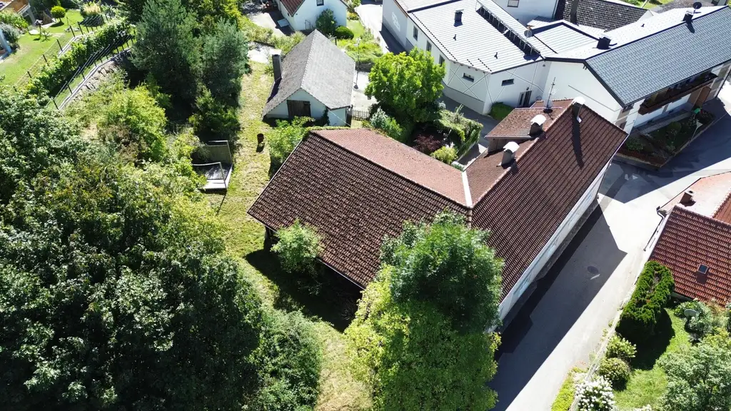 Großzügiges Wohnhaus mit großem Wirtschaftsgebäude und Schlossblick