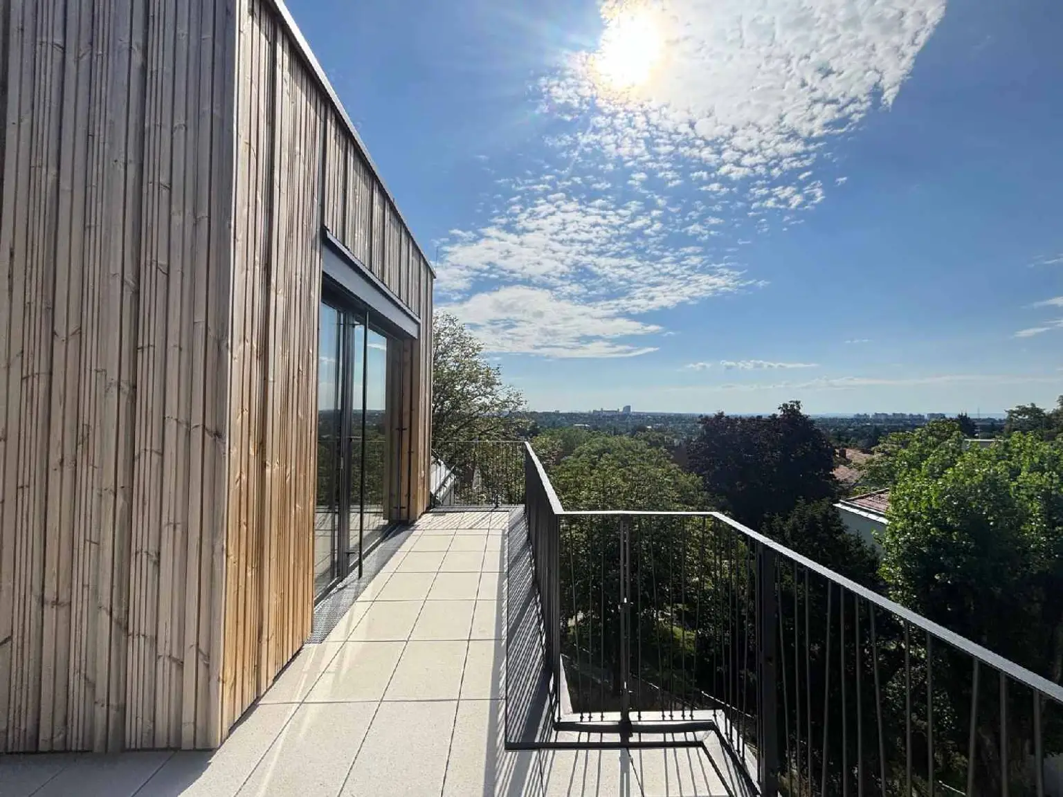 STOCK IM WEG - "Erstbezug mit Stil - 4 Zimmer mit Südterrasse, Fitness & Garage"
