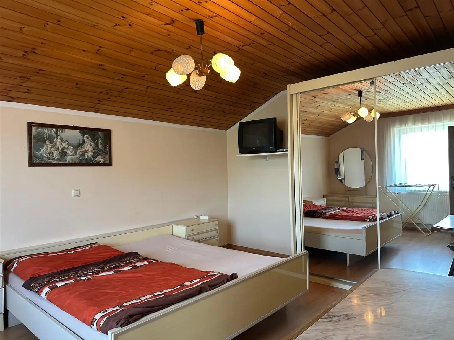 Einfamilienhaus mit Nebengebäude in ruhiger Lage