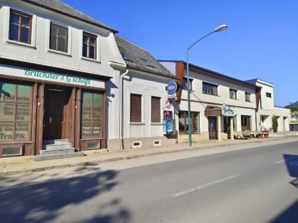 Modernes Wohnhaus  mit angrenzender Café-Bar und 2200m2 Grundstück