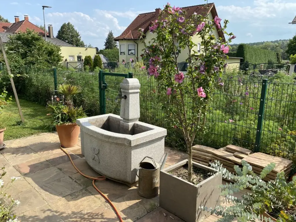 2 Häuser mit Nebengebäuden und Garten