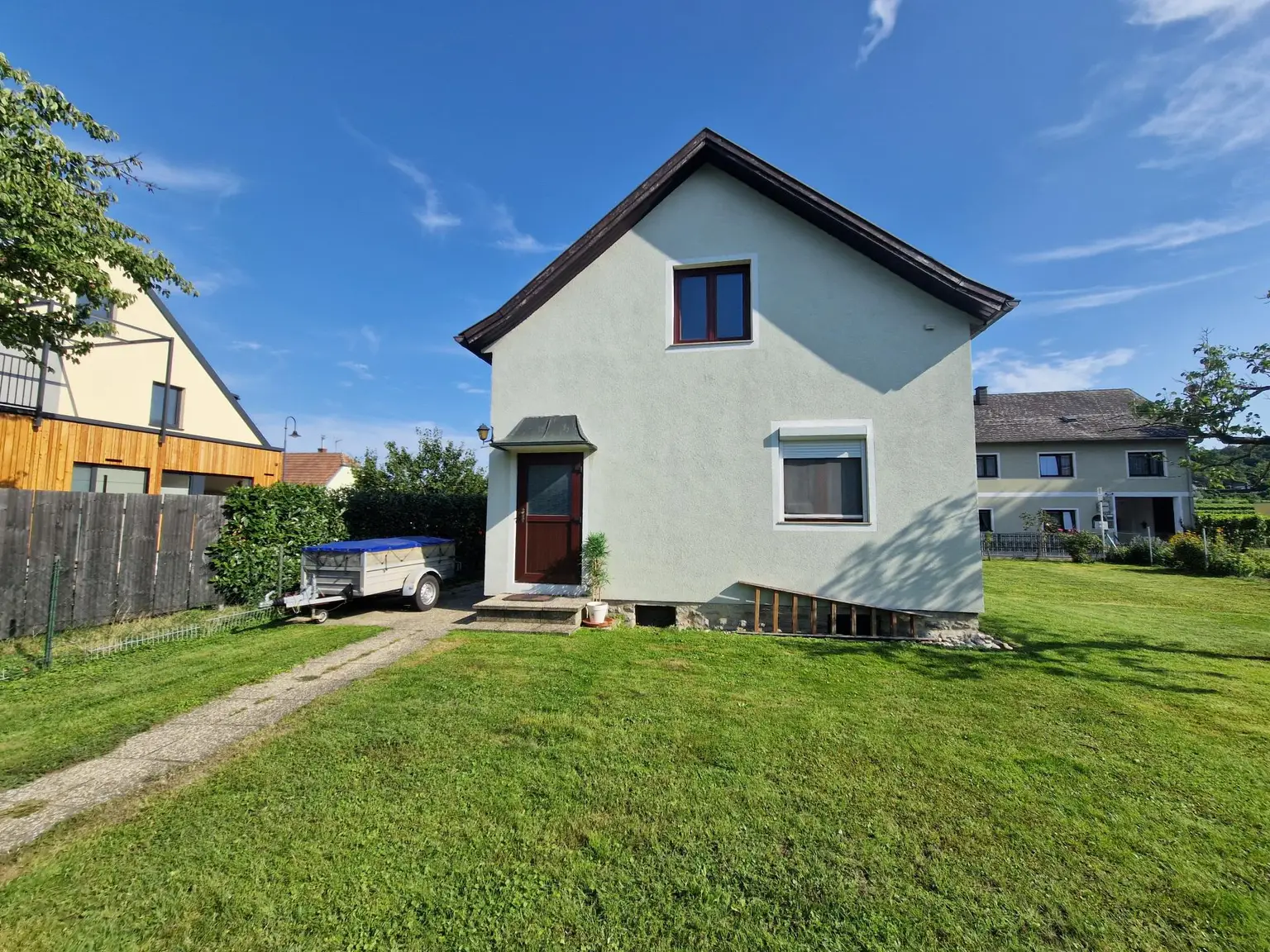 GARTEN- UND OBSTLIEBHABER AUFGEPASST - LIEBEVOLLES LANDHAUS FÜR ZWEI PERSONEN MIT GROSSEM GRUNDSTÜCK SAMT OBSTBÄUMEN