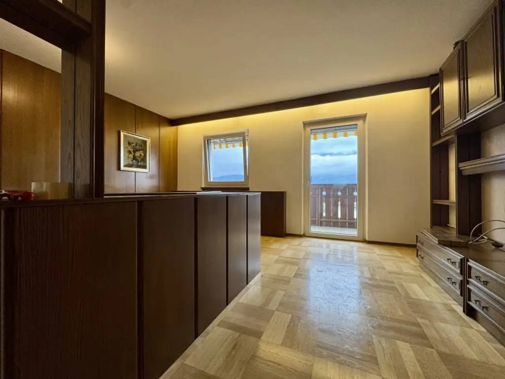 *geräumige 3 Zimmer Wohnung mit extra Küche und Balkon!  Super schöne Aussicht inkludiert!