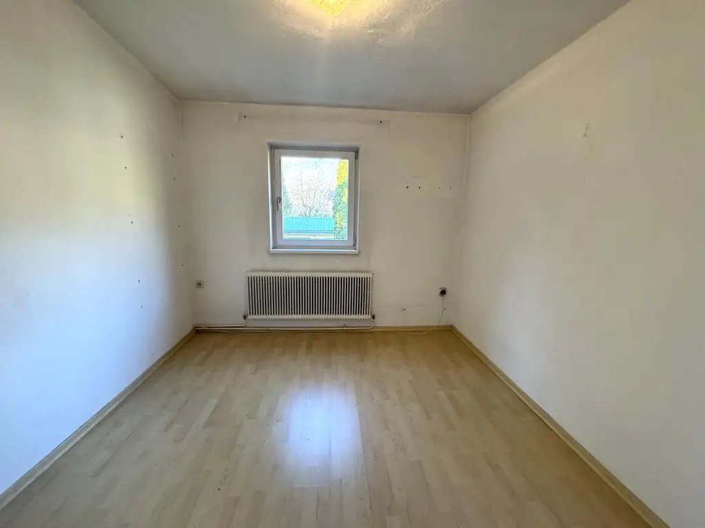 Sanierungsbedürftiges Mehrfamilienhaus mit großem Grundstück und hoher Bebauungsdichte