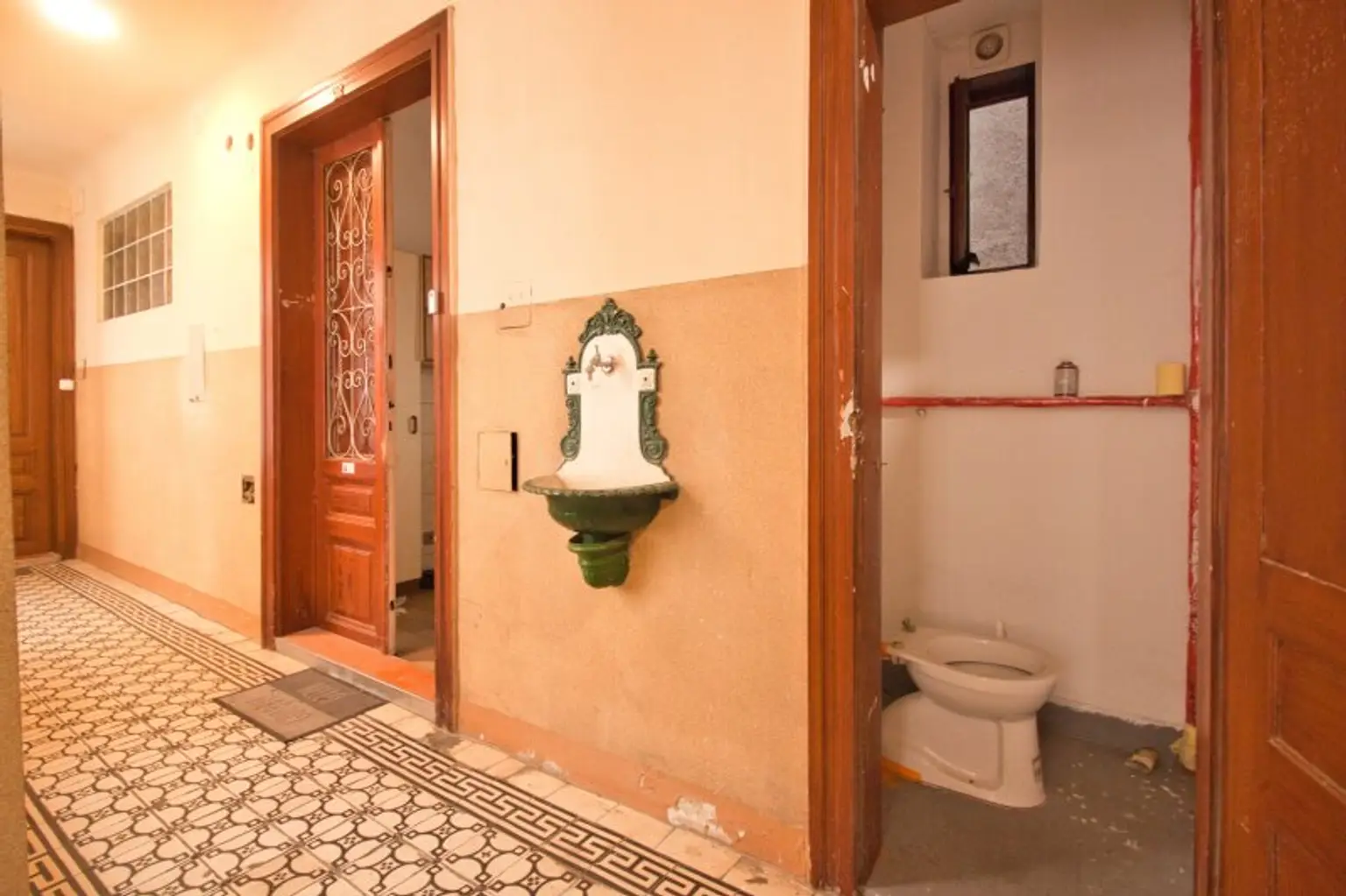 Kurzzeitvermietung möglich | Sanierungsbedürftige 1-Zimmer-Wohnung mit WC angrenzend | Hochparterre