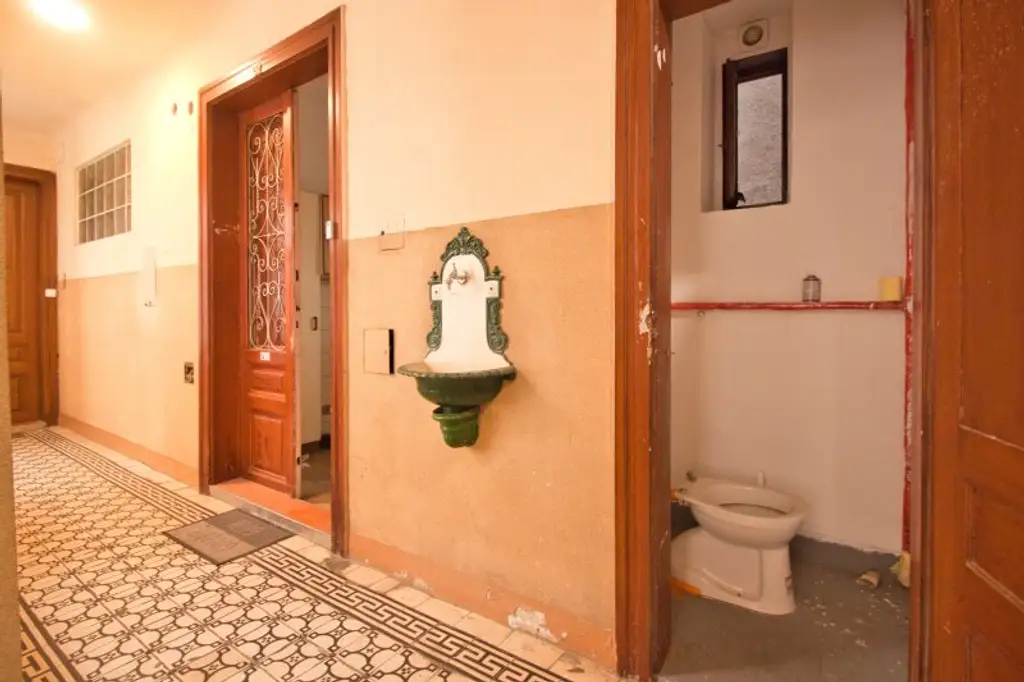 Kurzzeitvermietung möglich | Sanierungsbedürftige 1-Zimmer-Wohnung mit WC angrenzend | Hochparterre