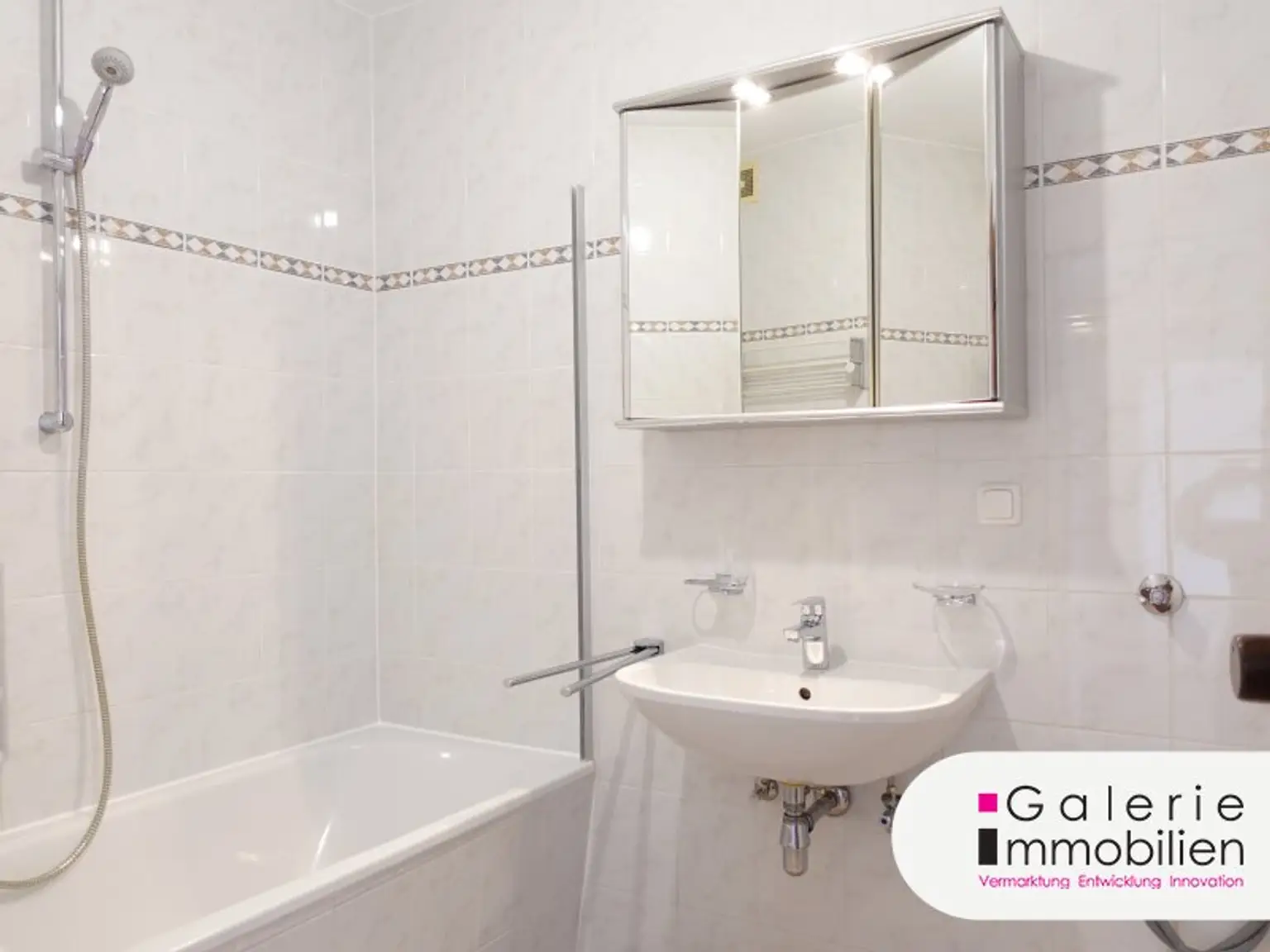 VIDEO: Sehr schöne 4-Zimmer-Maisonette, 3er-WG-geeignet, mit Fernblick und Garage!