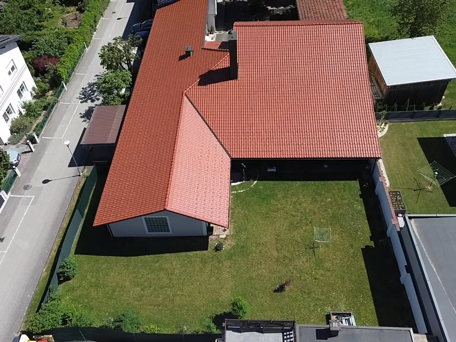 Allgemeiner Garten am Ende des Wohnhauses