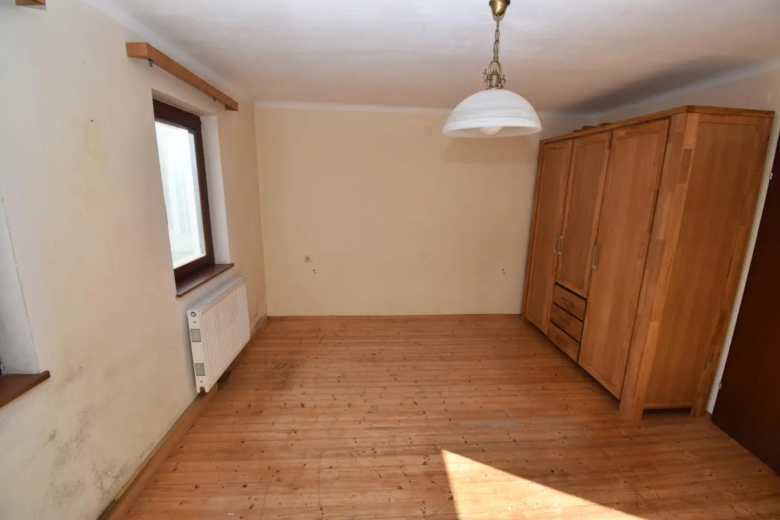 Wohnhaus mit SANIERUNGSBEDARF