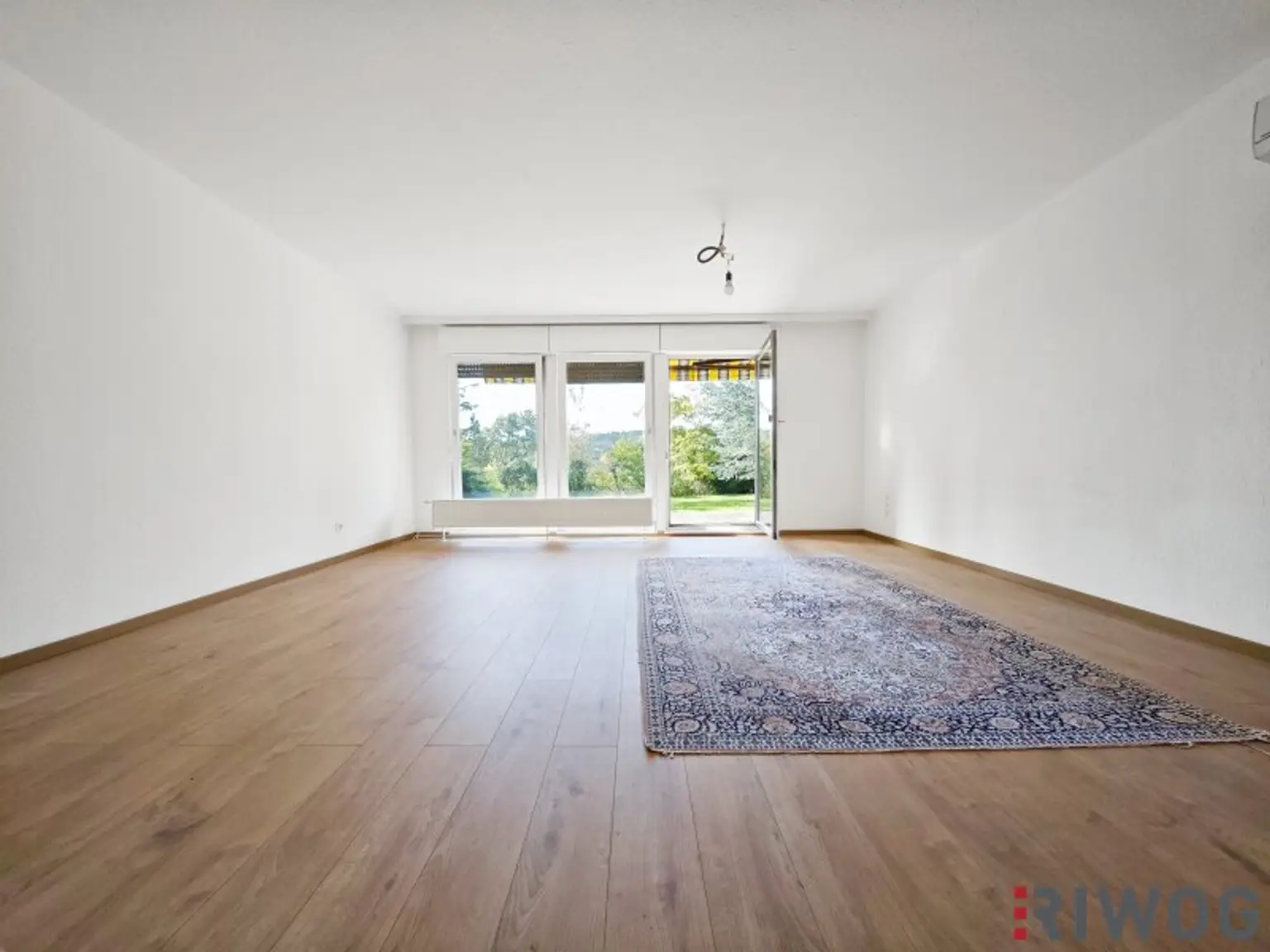 Sonniger Bungalow mit südseitigem Garten inkl. Fernsicht & Pool | neue Einbauküche | Klima | voll unterkellert