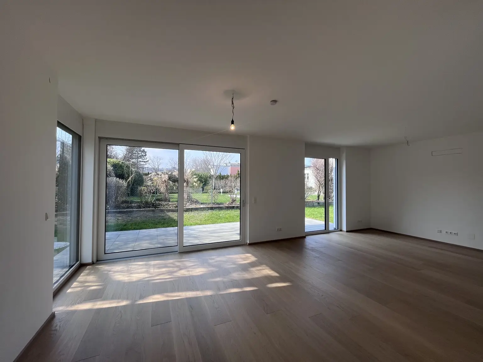 Erstbezug !!! Traumhafte Doppelhaushälfte -  mit 5 Zimmern, Garten, Wohnkeller und Stellplätzen!