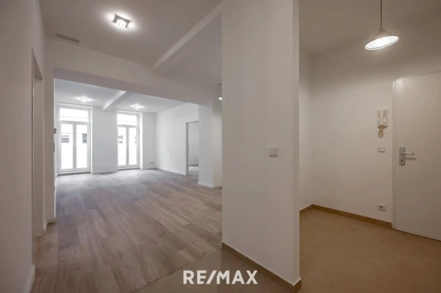 Wohn-Eßbereich. Büro etc.