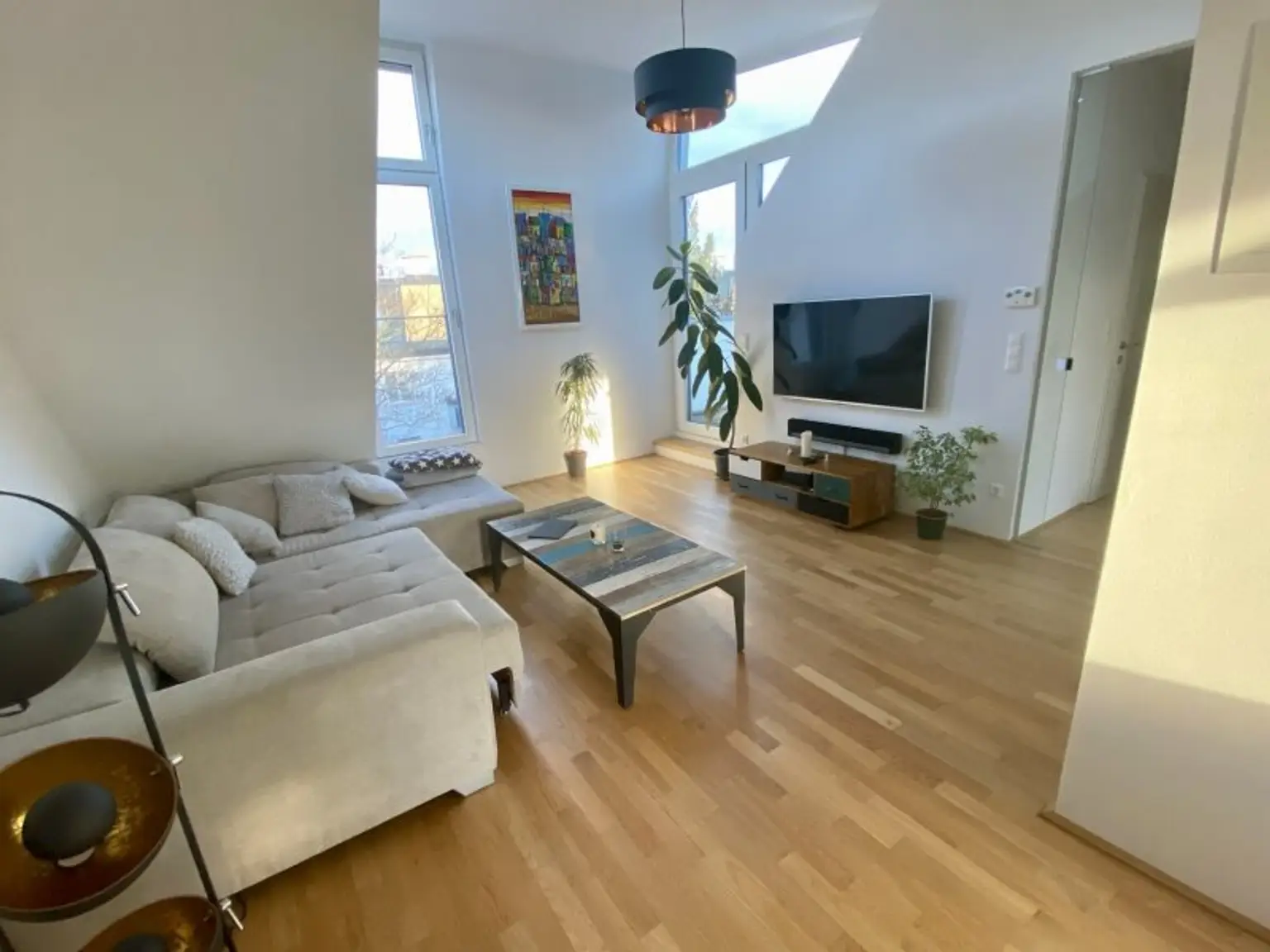 VOLL MÖBLIERTES traumhaft ruhiges Dachgeschoss-Appartement mit Terrasse und perfektem Öffi-Anschluß