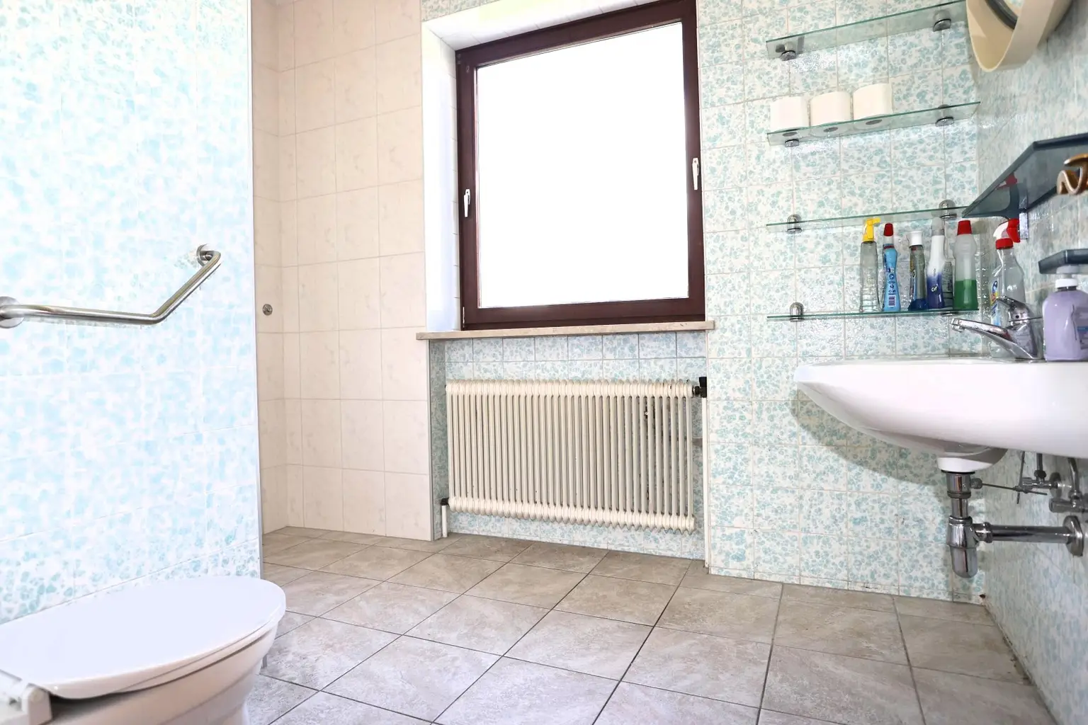 Bad mit barrierefreier Dusche im EG