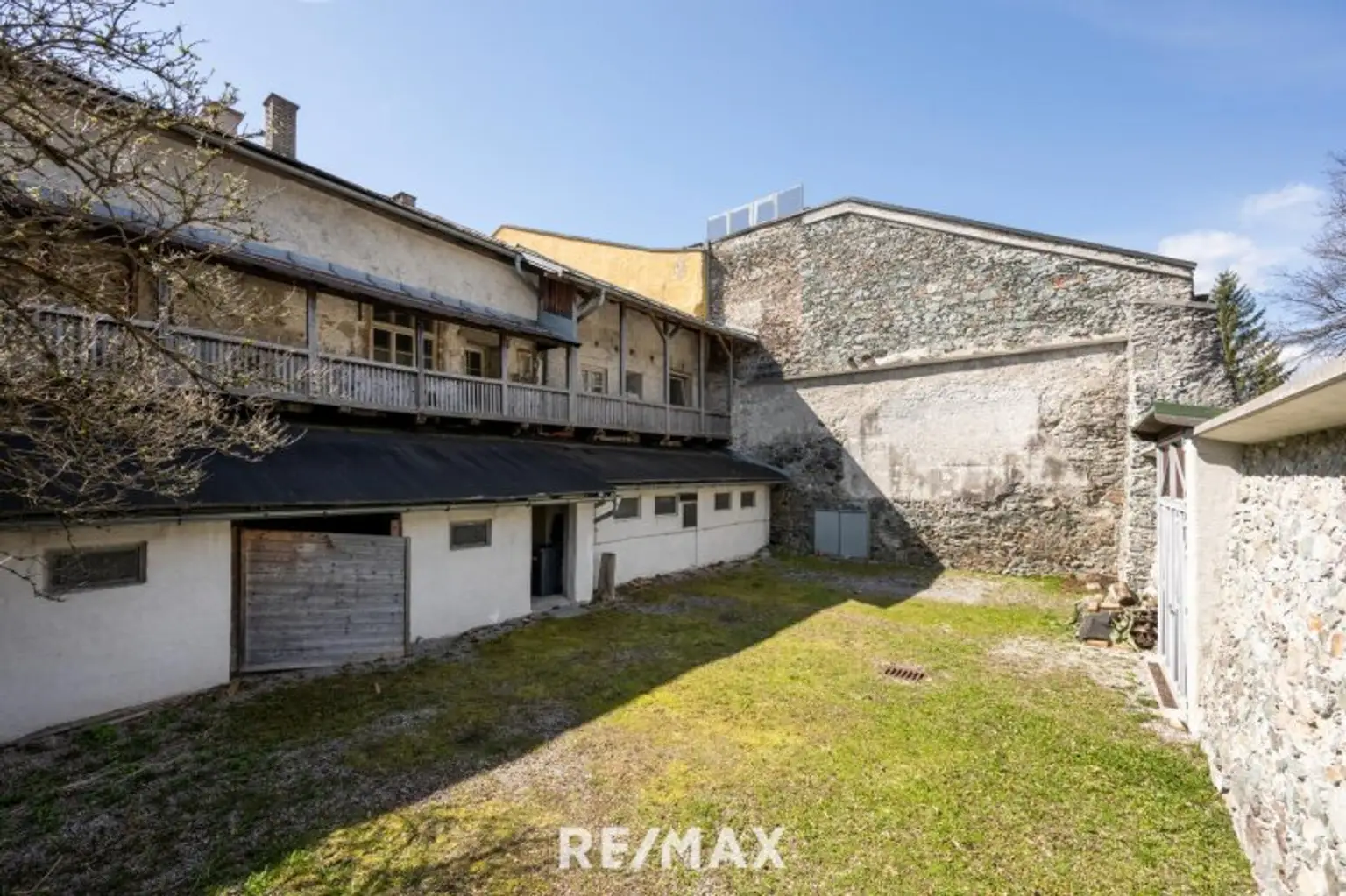 Hinterseite Hof mit Hinterseite Haus