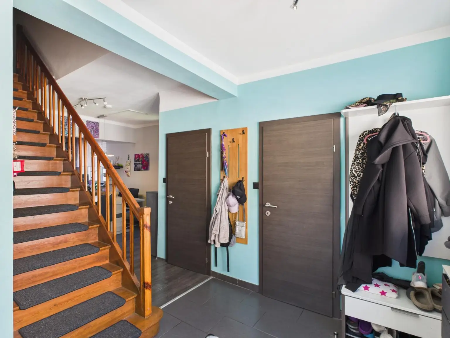 Vollkomfort Einfamilienhaus mit Pool, Sonnenterrasse und großem Garten