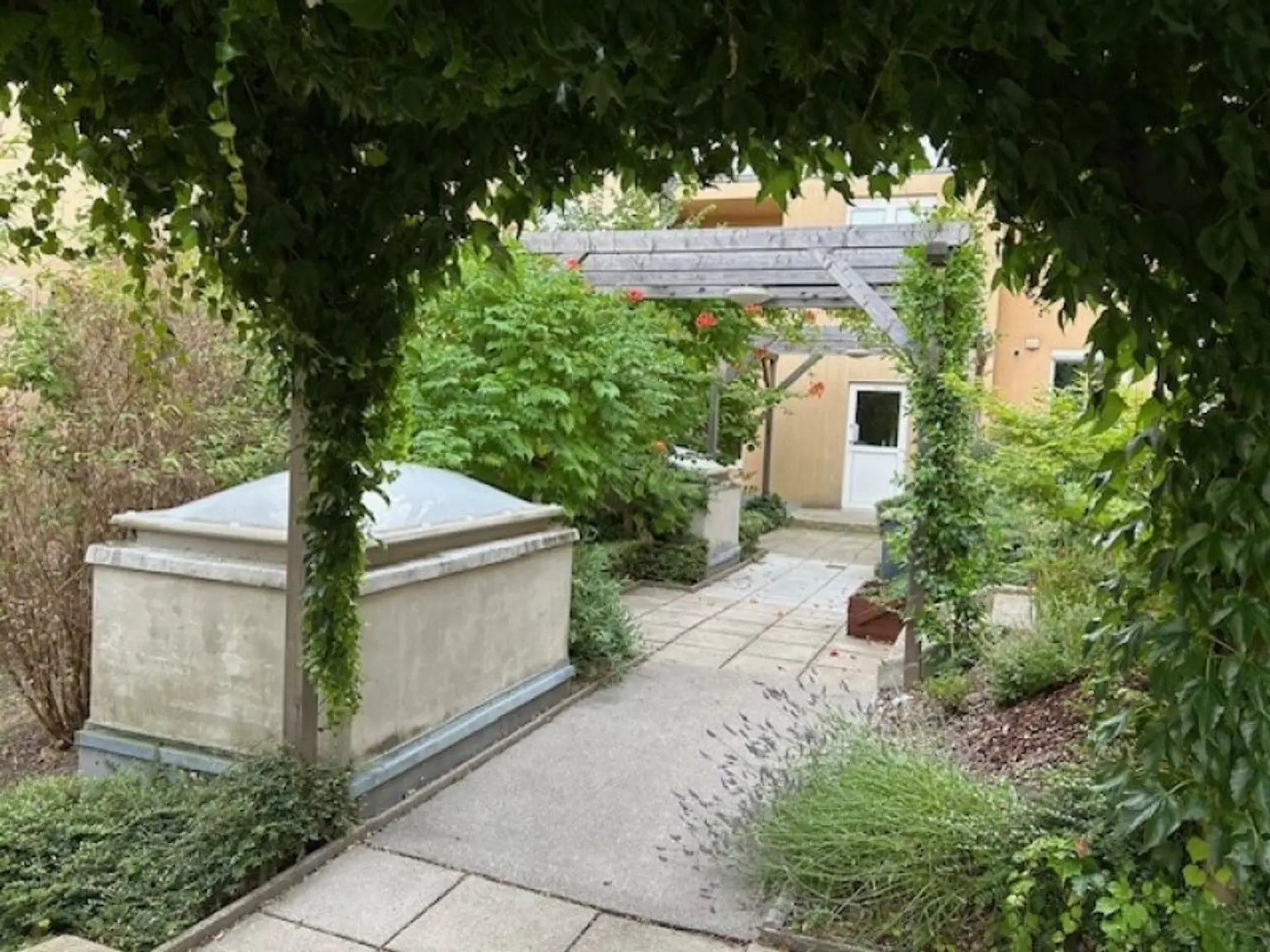 +TOP ANGEBOT € 444.444.- + REIHENHAUS in idyllischer RUHELAGE mit romantisch gepflegter GARTENANLAGE - Eigentum mit Terrasse, VOLLKELLER und Garage!
