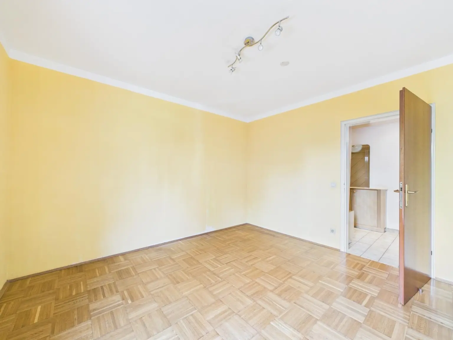 LINZ / FROSCHBERG: WANN WENN NICHT JETZT - Perfekt aufgeteilte Eigentumswohnung mit 4 Zimmer - Wohnfläche ca. 92 m2 + Loggia (Einzelgarage möglich)