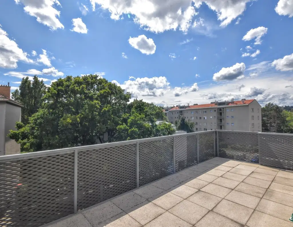 Helle 5-Zimmer-Wohnung mit Westbalkon, Klimaanlage und Tiefgarage