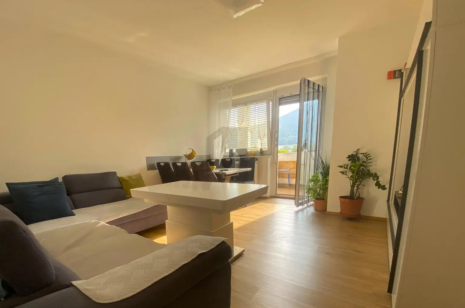 2-ZIMMER MIT WUNDERSCHÖNEM BLICK INS GRÜNE