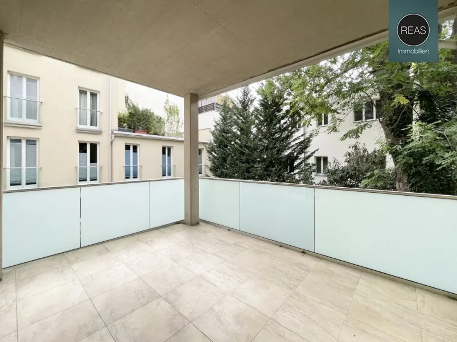 Provisionsfrei: Wunderschönes Apartment mit ruhiger Balkon-Terrasse bei der Orangerie Schönbrunn!