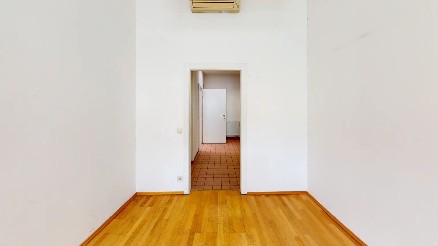 Helle Bürofläche | 5 Zimmer | Klimaanlage | 1. Liftstock | Mariahilf – Erweiterungsmöglichkeit bis ca. 1100 m²